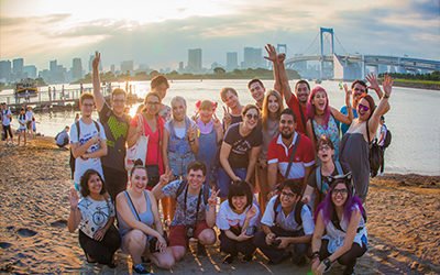 Grupp studenter på Odaiba