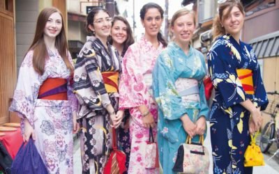 Estudiantes vistiendo Yukata